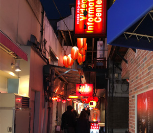 赤ちょうちんの灯る通りの写真