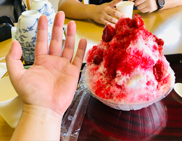 苺かき氷の手と比較の写真