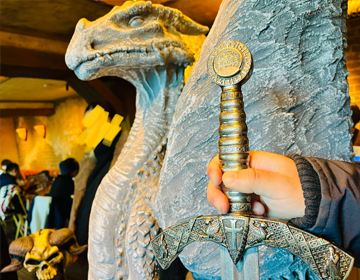 エノトレ2022「ドラゴン像と記念メダルをはめた剣」の写真