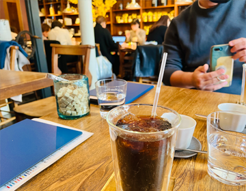 東急線ピーターラビット謎「カフェで休憩」の写真