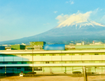 新幹線からみた富士山の写真