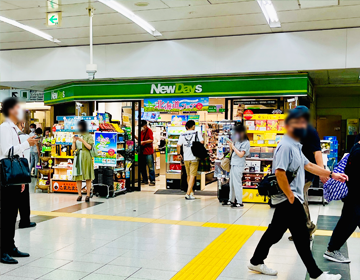 山手線謎めぐり2022「新宿駅東改札外のNewDays」の写真