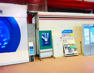エノシマトレジャー2024「片瀬江ノ島駅改札内のフリーペーパーラック」の写真