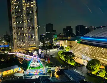 2つの世界と不思議な扉「遊園地の夜景03」の写真