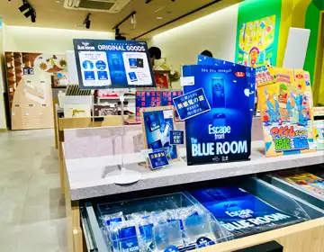 BLUE脱出「池袋店内のグッズ販売の様子」の写真