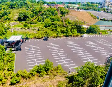 スパイ遊園地脱出「屋外ステージが設置された駐車場」の写真