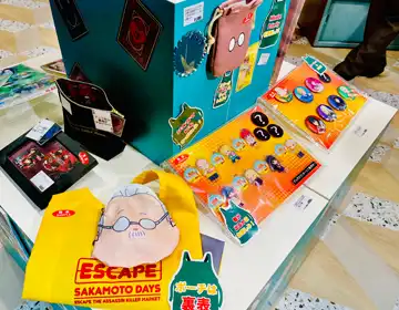 サカモトデイズ脱出「グッズ販売の様子02」の写真