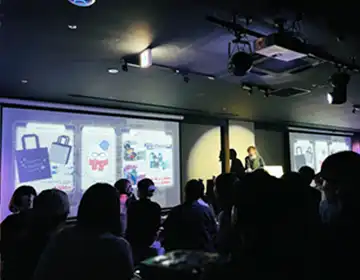 コナン脱出「ゲーム終了後の解説の様子」の写真