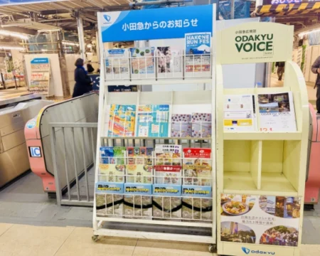 謎街トレイン2026「参加冊子配布の様子01」の写真